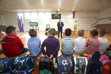 PRVI ŠOLSKI DAN SPREJEM PRVOOLČKOV GRAHOVO 08 FOTO LJUBO VUKELIČ
